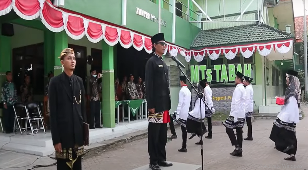 MTs. Tarbiyatut Tholabah Peringati Hari Kemerdekaan ke 77 RI. dengan Upacara Bendera.